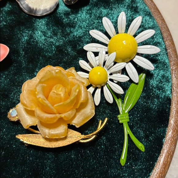 Bundle of 11 vintage flower brooches & earrings - Picture 5 of 14